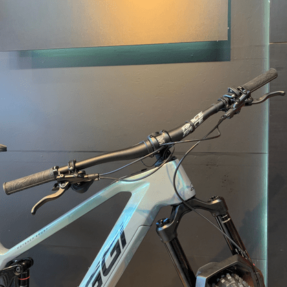 Bicicleta Oggi Potenza Sport E-Bike Carbon Aro 29 Deore 12v 2024 Prata e Preto