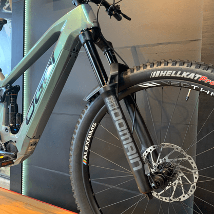 Bicicleta Oggi Potenza Sport E-Bike Carbon Aro 29 Deore 12v 2024 Prata e Preto