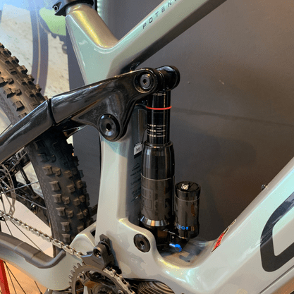 Bicicleta Oggi Potenza Sport E-Bike Carbon Aro 29 Deore 12v 2024 Prata e Preto