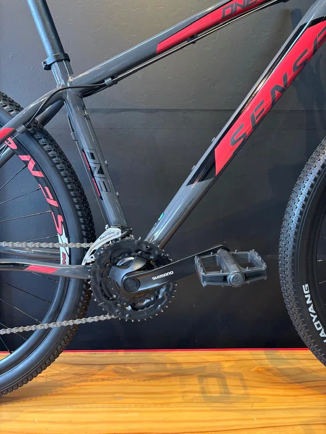 Bicicleta a29 seminova sense one shimano tourney 21v t-17 grafite / coral