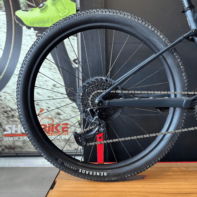 Bicicleta Specialized Chisel Comp Aro 29 Sram GX 12v Azul Marinho e Branco