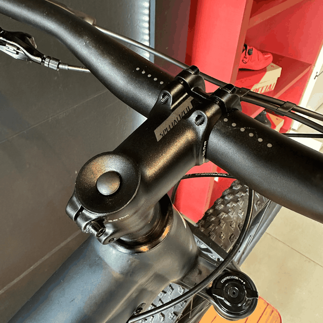 Bicicleta Specialized Chisel Comp Aro 29 Sram GX 12v Azul Marinho e Branco