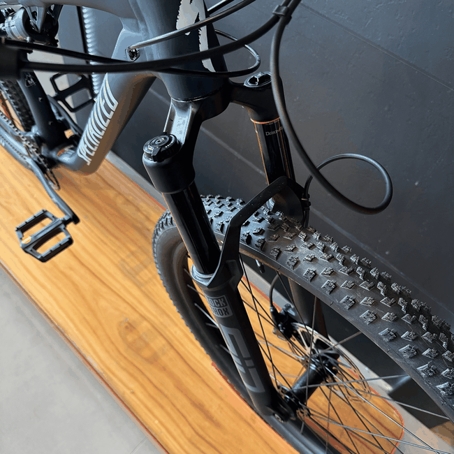Bicicleta Specialized Chisel Comp Aro 29 Sram GX 12v Azul Marinho e Branco