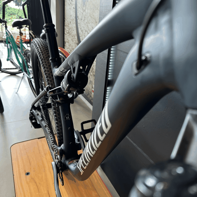 Bicicleta Specialized Chisel Comp Aro 29 Sram GX 12v Azul Marinho e Branco