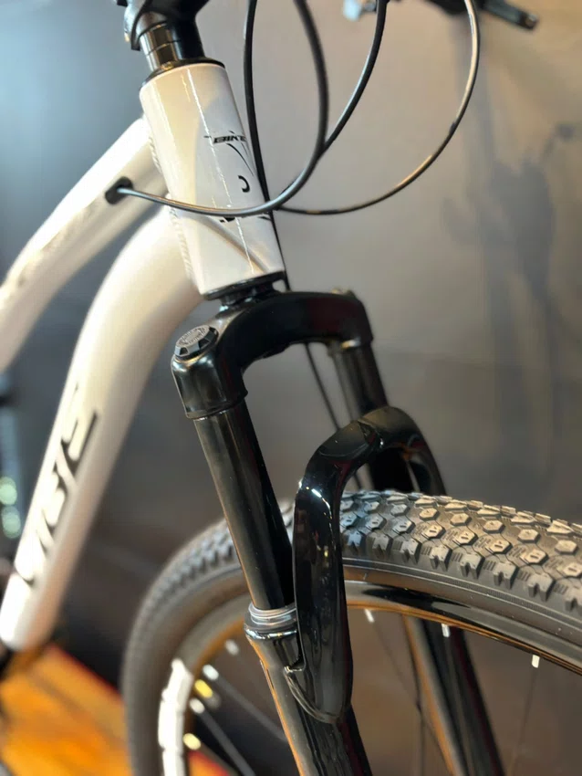 Bicicleta a29 vibe shimano 21v branca/preta