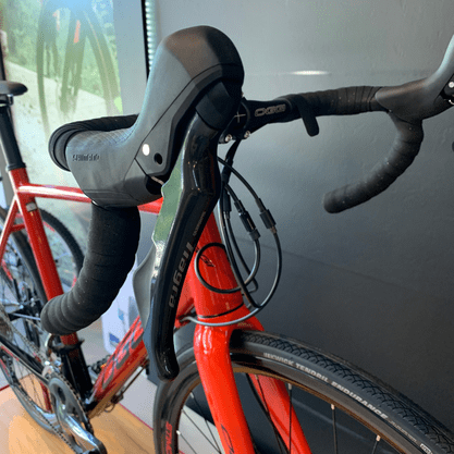 Bicicleta Oggi Stimolla Aro 700 Tiagra 20v Preto e Vermelho