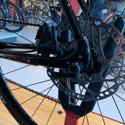 Bicicleta Oggi Stimolla Aro 700 Tiagra 20v Preto e Vermelho