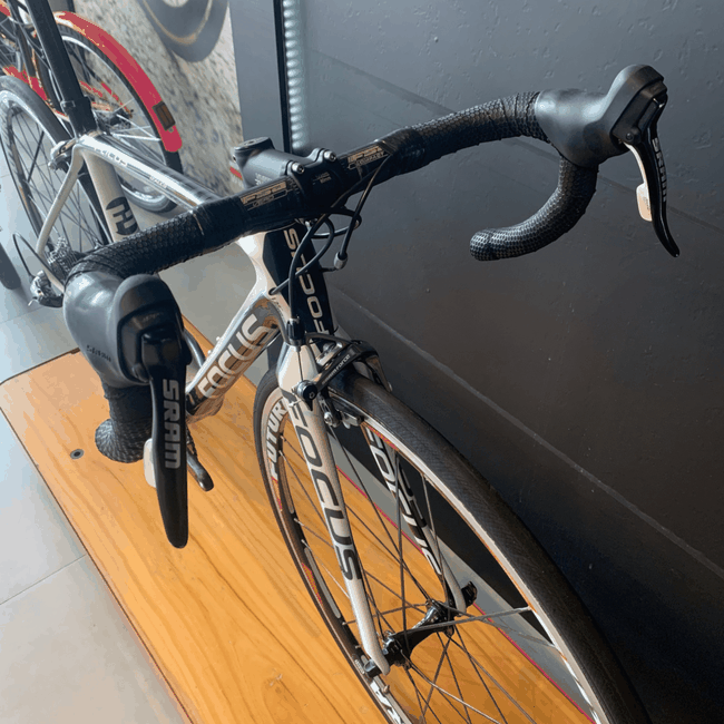 Bicicleta Focus Izalco Pro Carbon Aro 700 Sram Force 20v Branca e Preta - Seminova