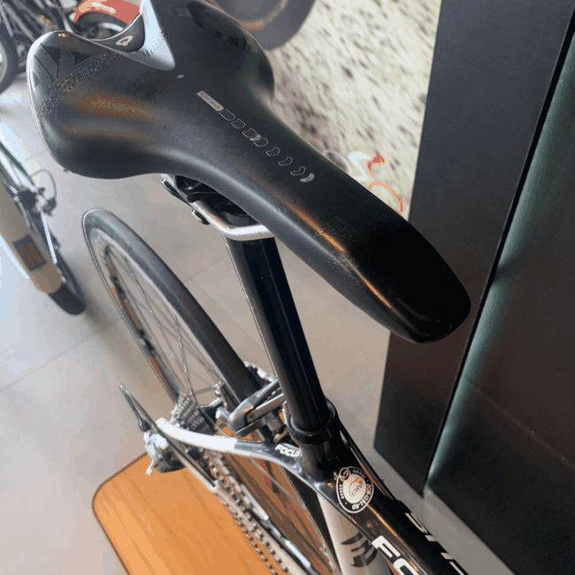Bicicleta Focus Izalco Pro Carbon Aro 700 Sram Force 20v Branca e Preta - Seminova