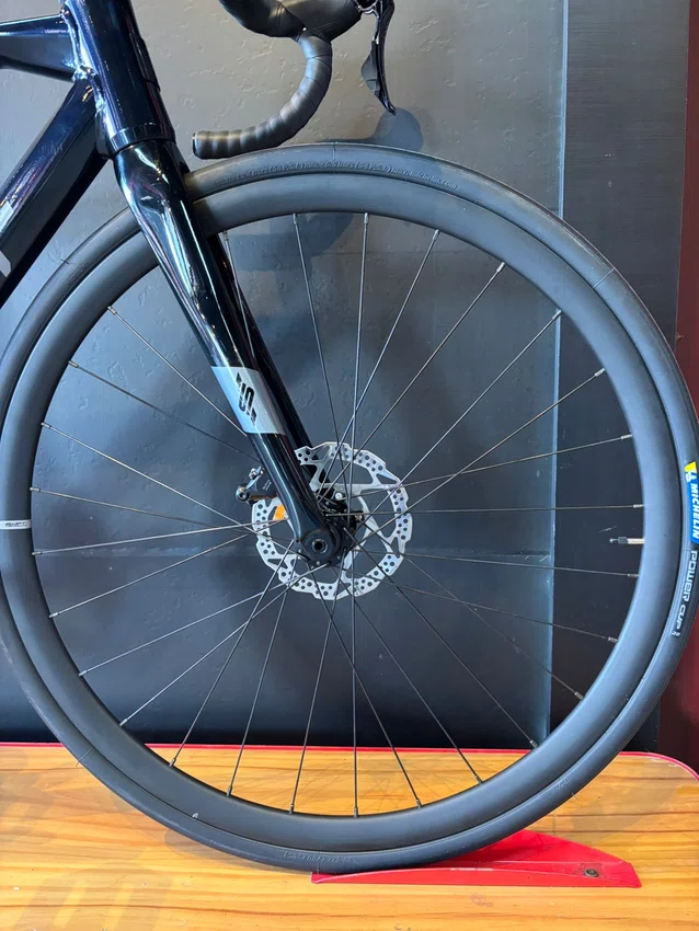 Bicicleta A700 Swift Enduravox Evo Shimano 105 R7100 12V Azul/Preto