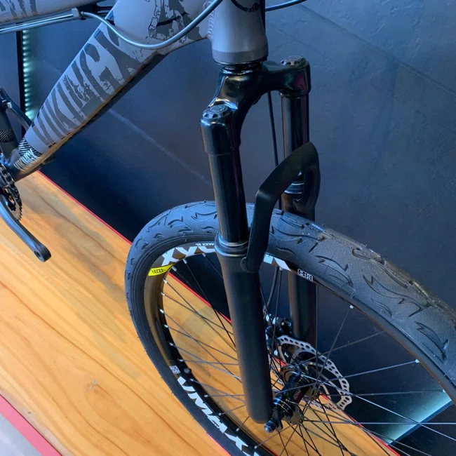 Bicicleta Aro 26 Vikingx Tuff 25 Shimano 21V Cinza e Preta