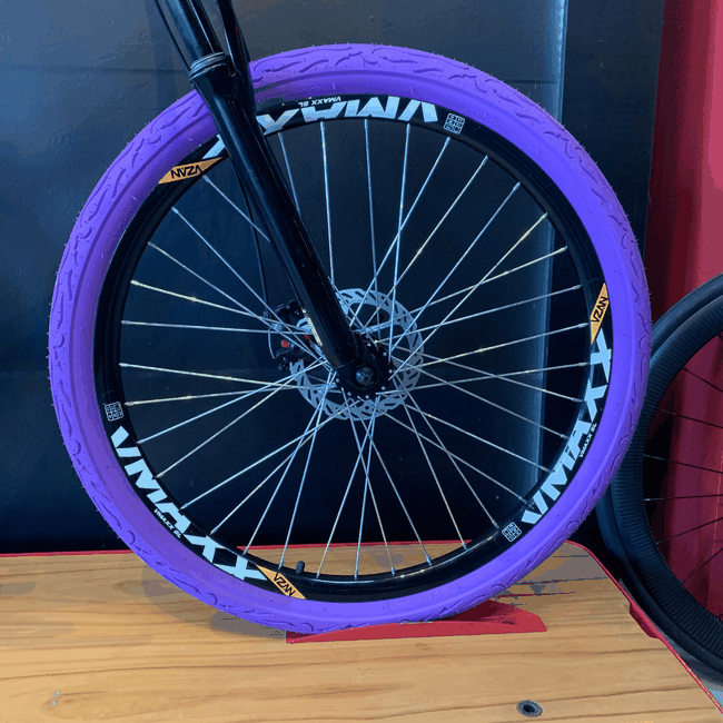 Bicicleta Vikingx Tuff 25 Shimano 21v com Roda Roxa e Guidão Roxo Aro 26 Roxa e Branca e Amarela e Verde