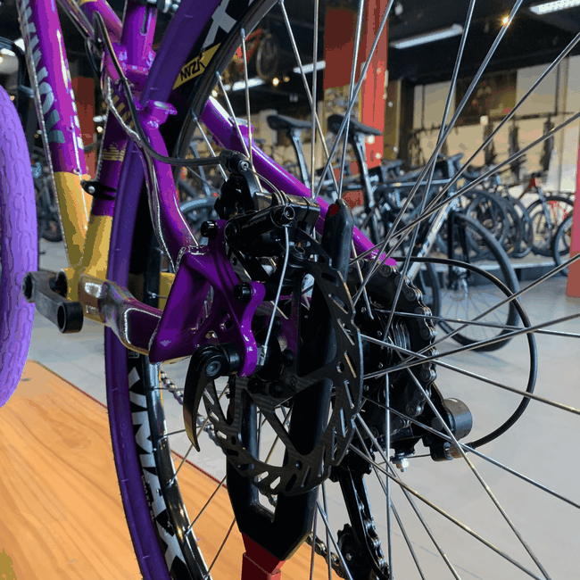 Bicicleta Vikingx Tuff 25 Shimano 21v com Roda Roxa e Guidão Roxo Aro 26 Roxa e Branca e Amarela e Verde