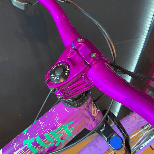 Bicicleta Vikingx Tuff 25 Shimano 21v com Roda Roxa e Guidão Roxo Aro 26 Roxa e Branca e Amarela e Verde