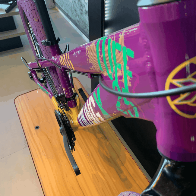 Bicicleta Vikingx Tuff 25 Shimano 21v com Roda Roxa e Guidão Roxo Aro 26 Roxa e Branca e Amarela e Verde