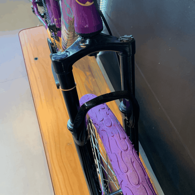 Bicicleta Vikingx Tuff 25 Shimano 21v com Roda Roxa e Guidão Roxo Aro 26 Roxa e Branca e Amarela e Verde