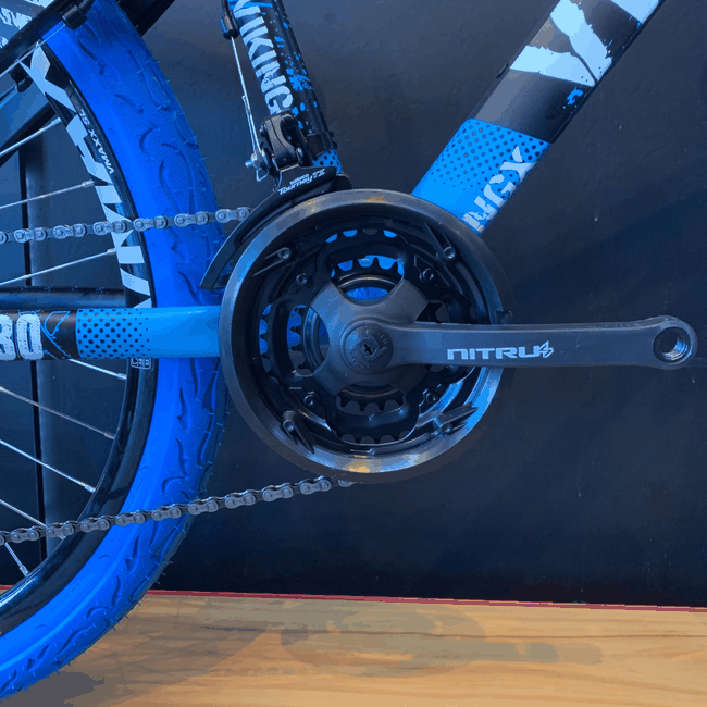 Bicicleta Vikingx Tuff 30 Shimano 30 com Roda Azul e Guidão Azul Aro 26 Preta e Azul e Branca