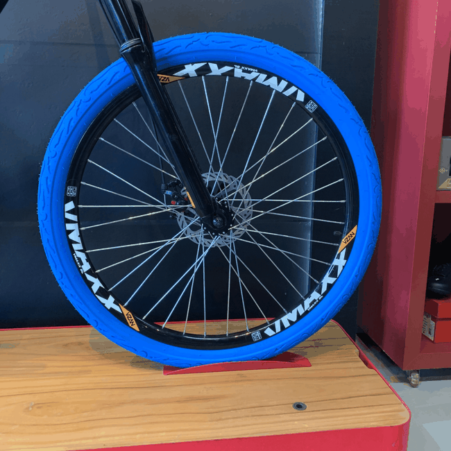 Bicicleta Vikingx Tuff 30 Shimano 30 com Roda Azul e Guidão Azul Aro 26 Preta e Azul e Branca