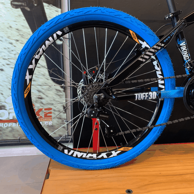 Bicicleta Vikingx Tuff 30 Shimano 30 com Roda Azul e Guidão Azul Aro 26 Preta e Azul e Branca