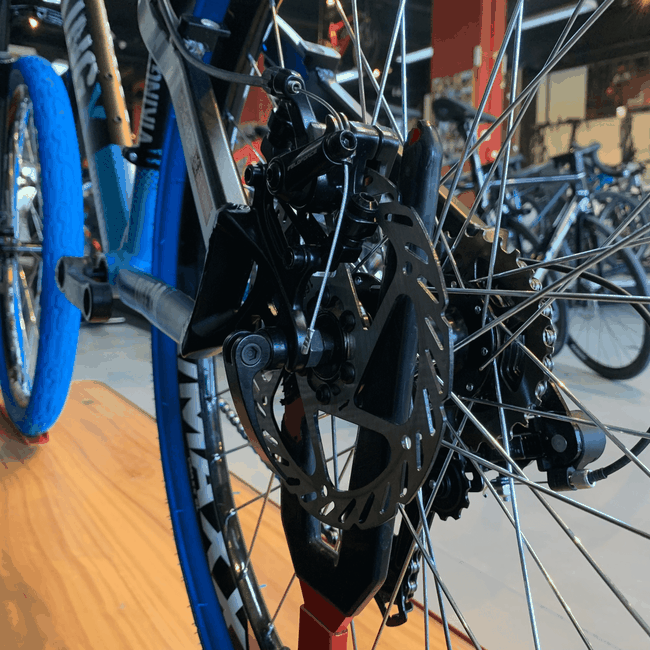 Bicicleta Vikingx Tuff 30 Shimano 30 com Roda Azul e Guidão Azul Aro 26 Preta e Azul e Branca