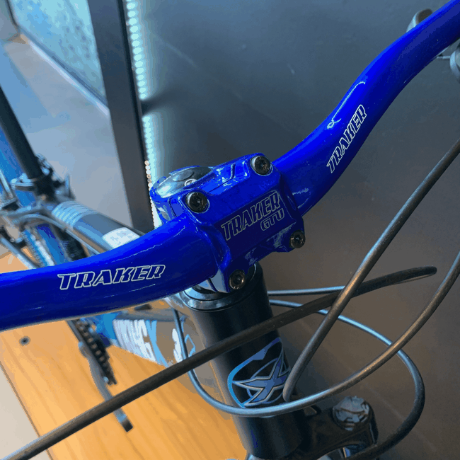 Bicicleta Vikingx Tuff 30 Shimano 30 com Roda Azul e Guidão Azul Aro 26 Preta e Azul e Branca