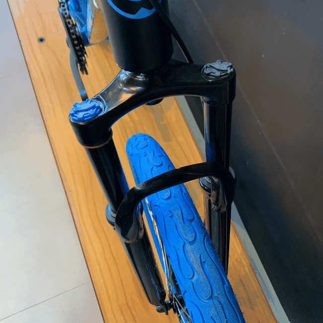 Bicicleta Vikingx Tuff 30 Shimano 30 com Roda Azul e Guidão Azul Aro 26 Preta e Azul e Branca