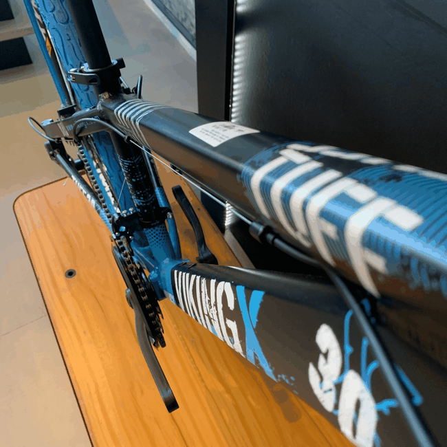 Bicicleta Vikingx Tuff 30 Shimano 30 com Roda Azul e Guidão Azul Aro 26 Preta e Azul e Branca