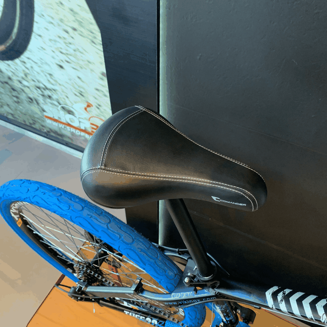 Bicicleta Vikingx Tuff 30 Shimano 30 com Roda Azul e Guidão Azul Aro 26 Preta e Azul e Branca
