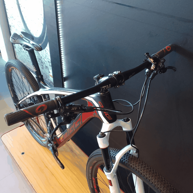 Bicicleta Oggi Agile PRO Aro 29 Deore XT 22v Preta e Vermelha e Branca - Seminova