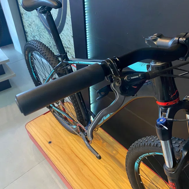 Bicicleta Aro 29 Oggi Big Wheel 7.2 Absolute 12v Preto e Azul - Seminova