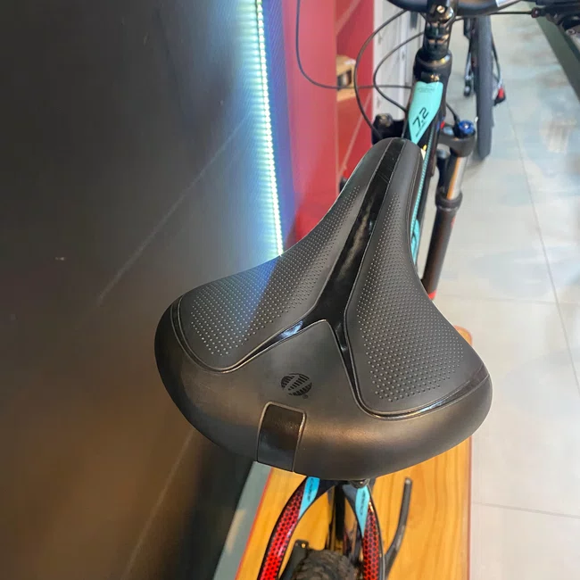 Bicicleta Aro 29 Oggi Big Wheel 7.2 Absolute 12v Preto e Azul - Seminova