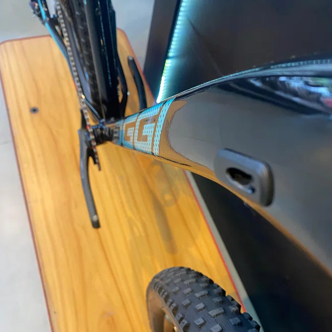 Bicicleta Aro 29 Oggi Big Wheel 7.2 Absolute 12v Preto e Azul - Seminova