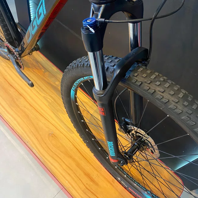 Bicicleta Aro 29 Oggi Big Wheel 7.2 Absolute 12v Preto e Azul - Seminova