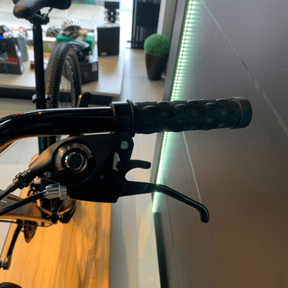 Bicicleta OXS Glide 100 Aro 29 Shimano 21v Preto e Rosa e Azul