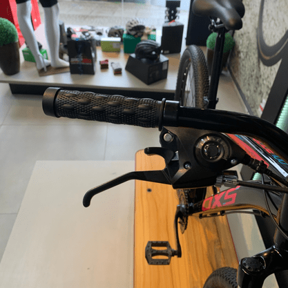 Bicicleta OXS Glide 100 Aro 29 Shimano 21v Preto e Rosa e Azul