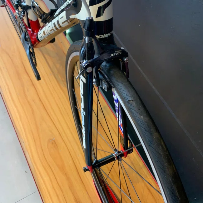 Bicicleta Aro 700 Lapierre Sensium 300 Carbon Ultegra 20v Branca e Preta e Vermelha - Seminova