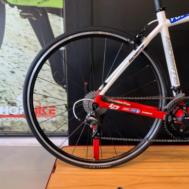 Bicicleta Aro 700 Lapierre Sensium 300 Carbon Ultegra 20v Branca e Preta e Vermelha - Seminova