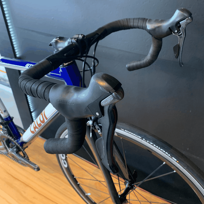 Bicicleta Caloi Strada Racing Aro 700 Tiagra 20v Branca e Azul - Seminova