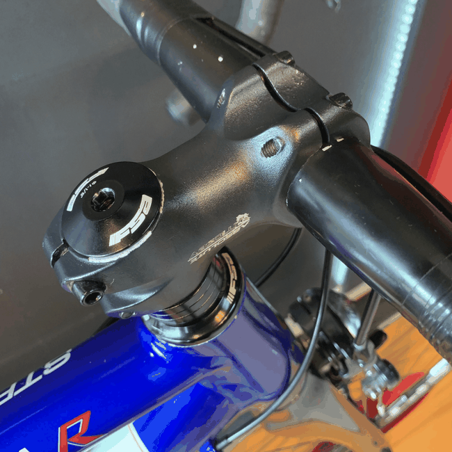 Bicicleta Caloi Strada Racing Aro 700 Tiagra 20v Branca e Azul - Seminova