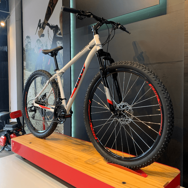 Bicicleta Caloi Vulcan Aro 29 Tourney 21v Branco e Vermelho e Cinza