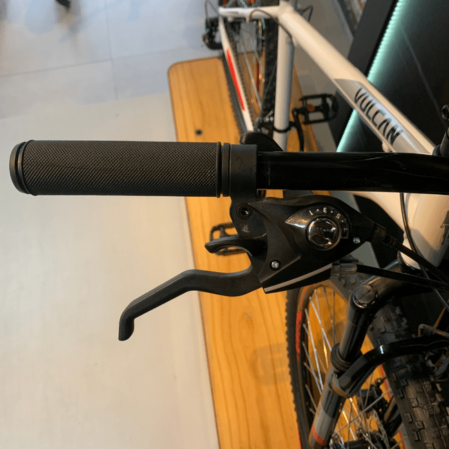 Bicicleta Caloi Vulcan Aro 29 Tourney 21v Branco e Vermelho e Cinza