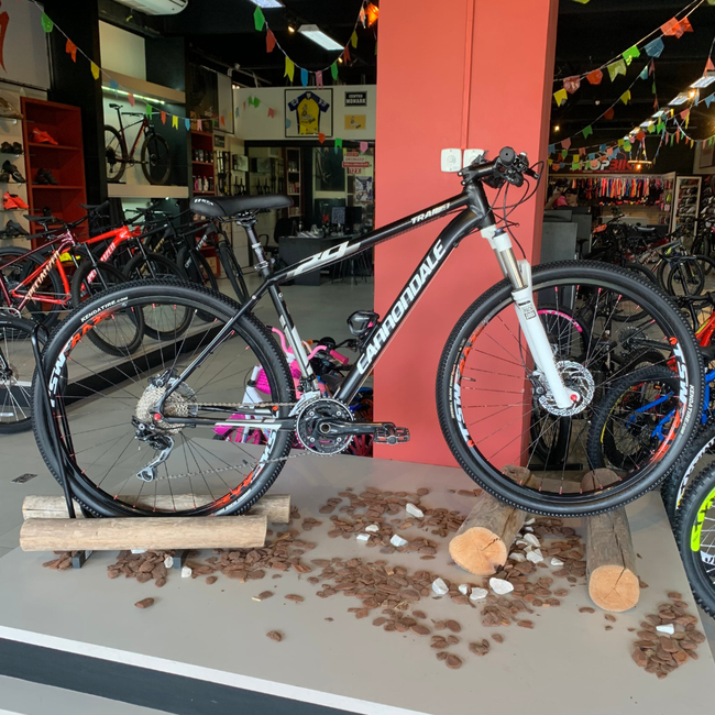 Bicicleta Cannondale Trail 4 Aro 29 Deore 30v Preto e Branco - Seminova