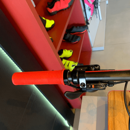 Bicicleta Groove Hype 30 Aro 29 Tourney 21v Grafite e Vermelho e Preto