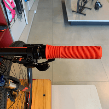 Bicicleta Groove Hype 30 Aro 29 Tourney 21v Grafite e Vermelho e Preto