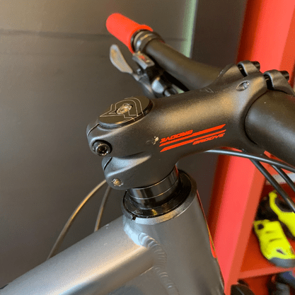 Bicicleta Groove Hype 30 Aro 29 Tourney 21v Grafite e Vermelho e Preto