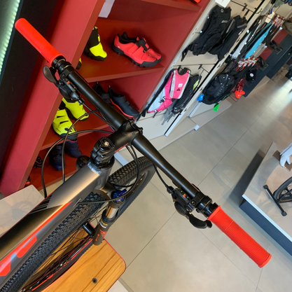 Bicicleta Groove Hype 30 Aro 29 Tourney 21v Grafite e Vermelho e Preto
