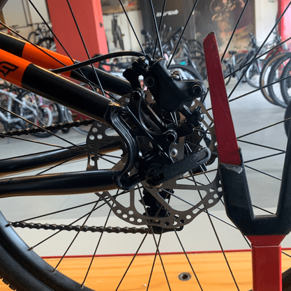 Bicicleta Groove Hype JR HD Aro 24 Tourney 7v 2023 Grafite e Laranja e Preto