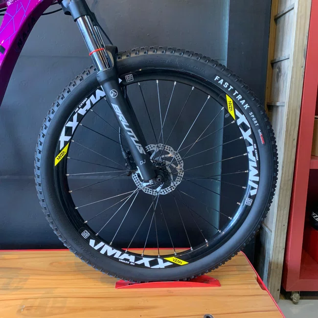 Bicicleta Hupi Naja v9 Gancheira Horizontal Aro 26 Deore Xt 11v Roxo e Preto