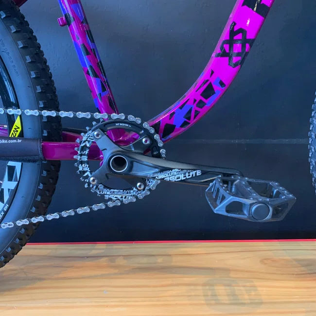 Bicicleta Hupi Naja v9 Gancheira Horizontal Aro 26 Deore Xt 11v Roxo e Preto