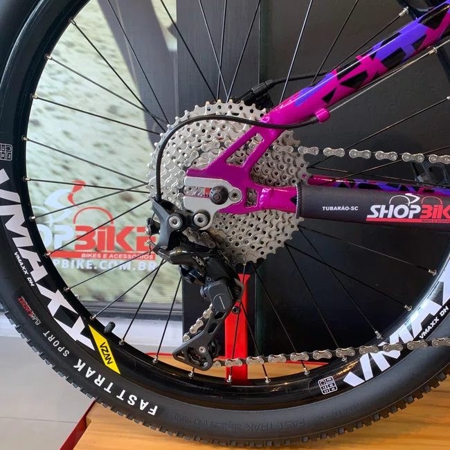 Bicicleta Hupi Naja v9 Gancheira Horizontal Aro 26 Deore Xt 11v Roxo e Preto